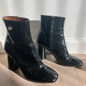 Black patent alligator pattern boots in great condition